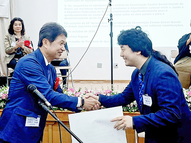 Governador entrega certificado a Douglas Mitsuyuki
