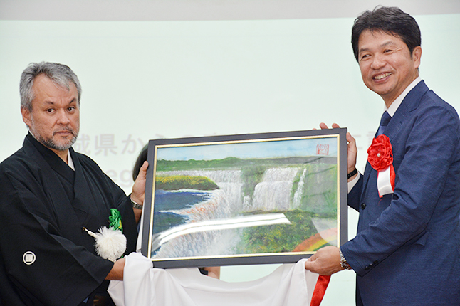 Troca de presentes entre o Kenjinkai e o governo de Ibaraki
