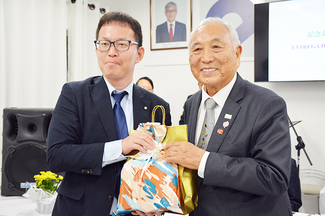 Yasunori Tomoi e José Taniguti em entrega de lembranças